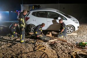 Pkw verirrt sich in eine Baustelle und bleibt in Schräglage hängen