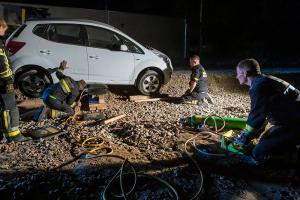 Pkw verirrt sich in eine Baustelle und bleibt in Schräglage hängen