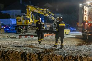 Pkw verirrt sich in eine Baustelle und bleibt in Schräglage hängen