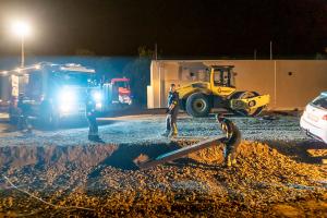 Pkw verirrt sich in eine Baustelle und bleibt in Schräglage hängen