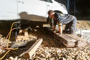 Pkw verirrt sich in eine Baustelle und bleibt in Schräglage hängen