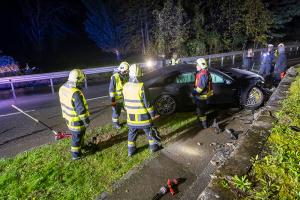 Sportwagen prallt in Rehberg gegen eine Steinmauer
