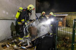 Brennende Müllbehälter - Brand droht auf Fassade überzugreifen