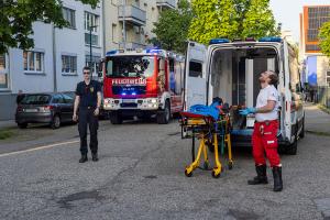 Patienten mittels Drehleiter zum Rettungswagen transportiert