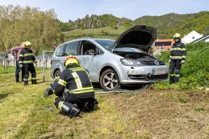 Pkw zwischen Brückengeländer und Leitschiene abgestürzt