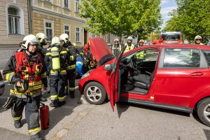 Rauchender Pkw in der Kremser Schillerstraße