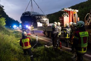 Pkw landet nach Überschlag im Straßengraben