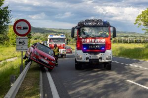 Kleinwagen hängt auf einer Leitschiene fest