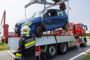 Pkw gegen Baum geschleudert - Lenkerin verletzt