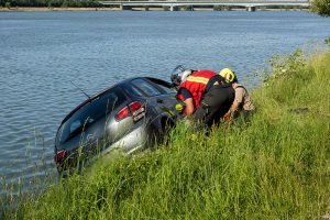 Fahrzeug mit zwei Insassen droht in die Donau zu stürzen