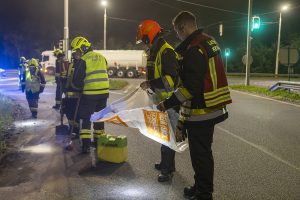 Pkw-Lenker fährt beim Abbiegen über eine Verkehrsinsel und prallt gegen die Leitschiene