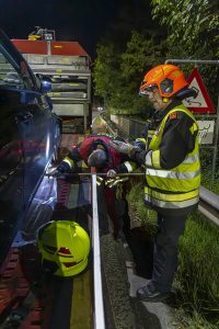 Pkw-Lenker fährt beim Abbiegen über eine Verkehrsinsel und prallt gegen die Leitschiene