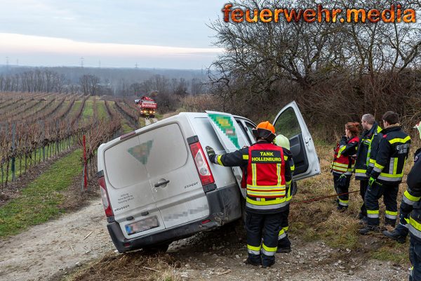 Bergung eines Transporters in einem Hollenburger Weinberg