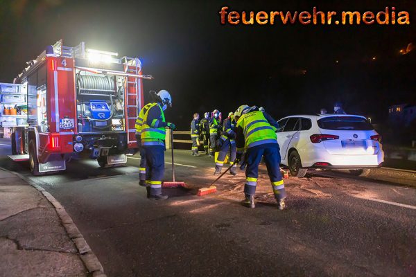 Geländer verhindert Absturz eines Fahrzeuges