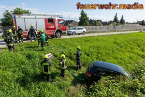 Fahrzeug kommt von der B35 ab und landet im Gschlinzbach