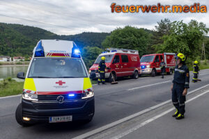 Pkw prallt auf der B3 gegen zwei Autobusse