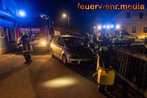 Fahrzeug prallt gegen ein Geländer und wird schwer beschädigt