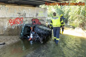 Traktor auf überfluteter Straße in Unterführung umgestürzt
