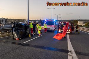 Menschenrettung auf der B37 nach Verkehrsunfall – Pkw liegt auf der Seite
