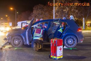 Verkehrsunfall mit Menschenrettung im Abendverkehr auf der B35