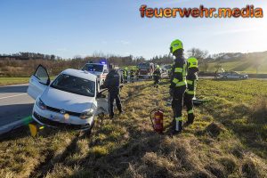 Abbiegendes und überholendes Fahrzeug kollidieren auf der B32 miteinander