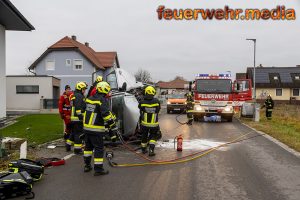 Pkw prallt gegen Gartenzaun und bleibt seitlich liegen