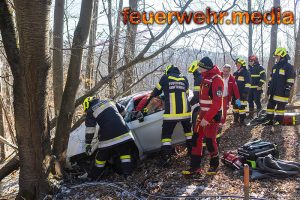 Fahrer nach Unfall im Fahrzeug eingeschlossen