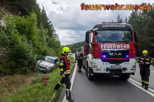 Unfallfahrzeug mittels Kran geborgen