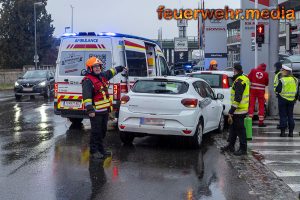 Verkehrsunfall mit verletzten Personen beim Einkaufszentrum Alex