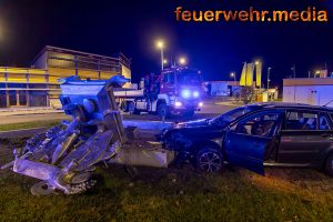 Pkw prallt gegen Kunstwerk im Kreisverkehr