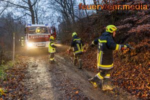 Dreiachsiger Lkw rutscht von unbefestigter Straße