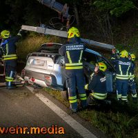 Person nach Unfall auf der B37 im Fahrzeug eingeschlossen