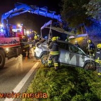 Person nach Unfall auf der B37 im Fahrzeug eingeschlossen