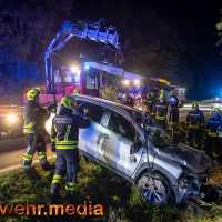 Person nach Unfall auf der B37 im Fahrzeug eingeschlossen