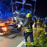 Person nach Unfall auf der B37 im Fahrzeug eingeschlossen