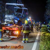 Person nach Unfall auf der B37 im Fahrzeug eingeschlossen