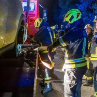 Person nach Unfall auf der B37 im Fahrzeug eingeschlossen