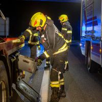 Person nach Unfall auf der B37 im Fahrzeug eingeschlossen