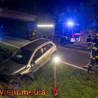 Person nach Unfall auf der B37 im Fahrzeug eingeschlossen