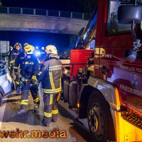 Person nach Unfall auf der B37 im Fahrzeug eingeschlossen