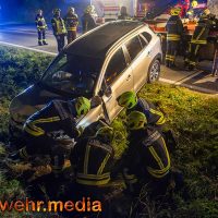 Person nach Unfall auf der B37 im Fahrzeug eingeschlossen