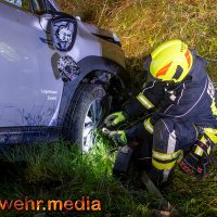 Person nach Unfall auf der B37 im Fahrzeug eingeschlossen