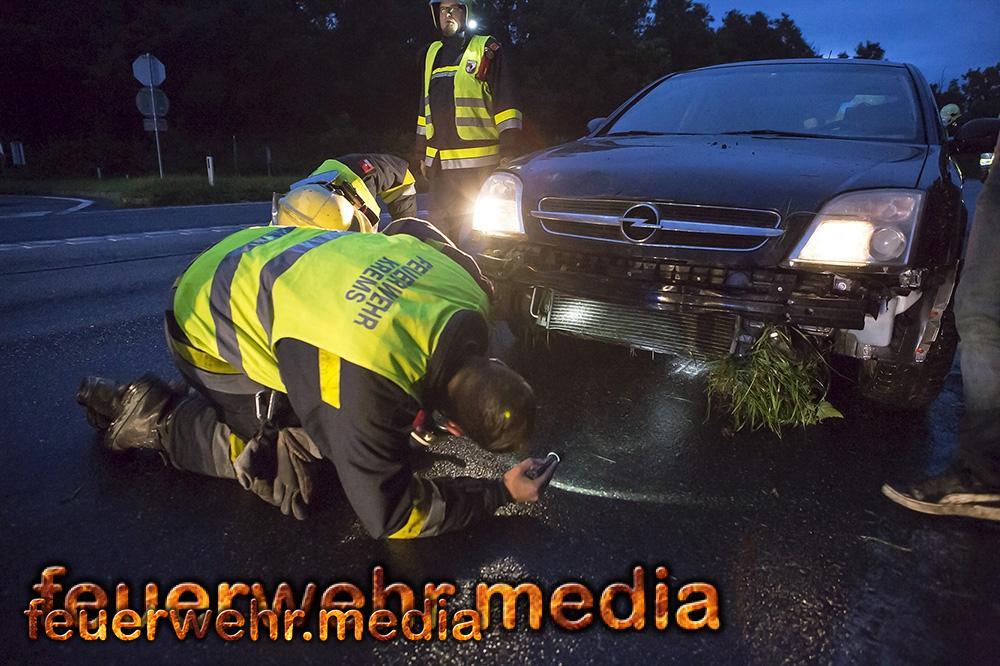 Fahrzeugbergung auf der regennassen B37 - feuerwehr.media