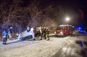 Eine Person nach Unfall auf der B33 unter dem Fahrzeug eingeklemmt