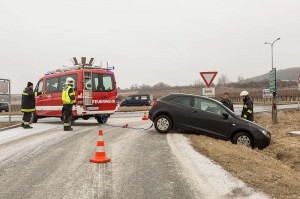 Pkw rutscht auf der eisigen L114 in den Straßengraben