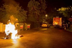 Brennender Papiercontainer am Rechpergplatz in Krems-Rehberg