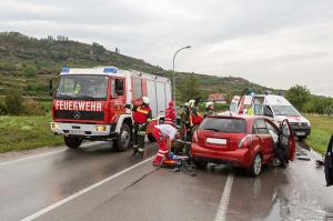 Fahrzeuglenkerin nach Unfall im Pkw eingeschlossen