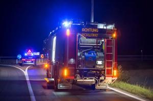 Pkw mittels Kran aus Straßengraben geborgen