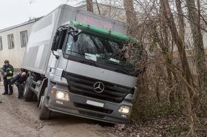 Lkw rutscht seitlich in den Straßengraben - Bergung mittels Seilwinde