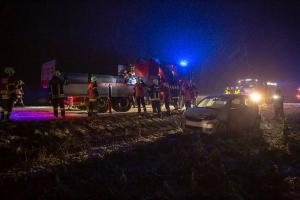 Verkehrsunfall auf der schneeglatten L45 - Fahrzeug kommt seitlich zum liegen